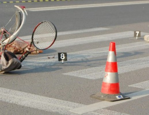 Copil pe bicicletă, lăsat nesupravegheat, lovit de maşină